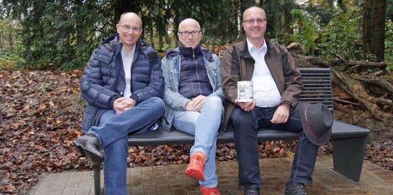 Norbert Gores (l.) schenkte der Stadt Herten eine Sitzbank. Gemeinsam mit dem damaligen Bürgermeister Fred Toplak (M.) und ZBH-Leiter Thorsten Westerheide traf er sich im November 2019 zum Probesitzen.