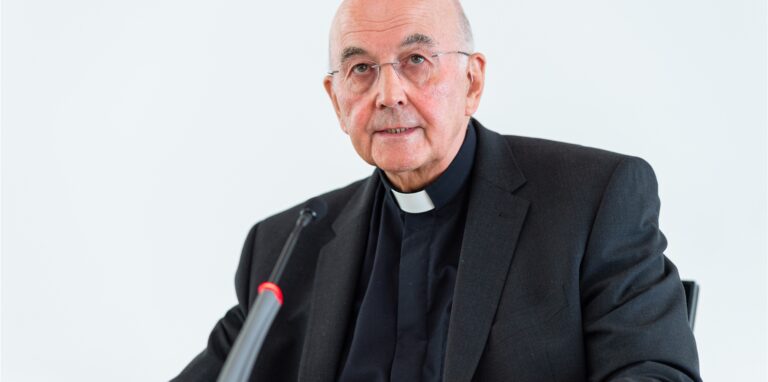Bischof Felix Genn spricht auf einer Pressekonferenz zur am Montag (13.6.) vorgestellten Studie zur Aufarbeitung des sexuellen Missbrauchs im Bistum Münster. 