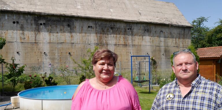Der Garten von Marion und Wolfgang Riedel grenzt an den Hochbunker, der momentan abgerissen wird.