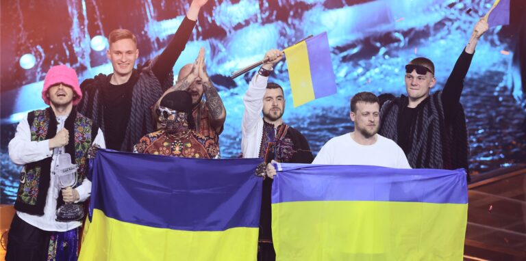 Die ukrainische Band Kalush Orchestra jubelt über ihren Gewinn beim Eurovision Song Contest.