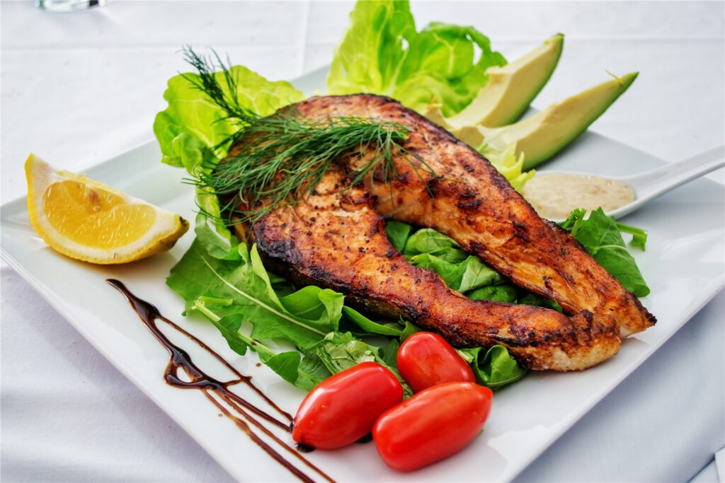 Lachs und Avocado liegen auf einem Teller