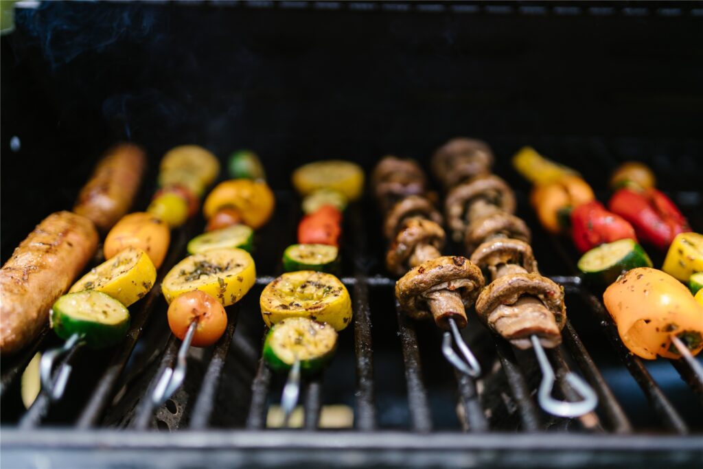 Gemüsespieße liegen auf einem Grillrost