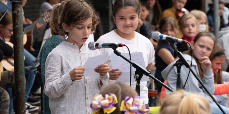 Rappelvoll war es auf dem Hof der Goetheschule, auf dem ein Märchenklassiker präsentiert wurde: Hänsel und Gretel.