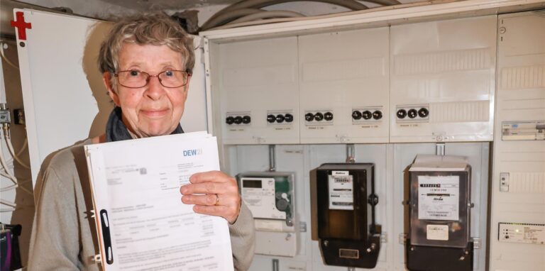 Barbara Zimmer (79) ist empört, dass DEW21 nach ihrem Umzug innerhalb Dortmunds einen drastisch höheren Strompreis verlangt.