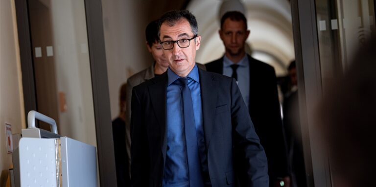 Cem Özdemir (Bündnis 90/Die Grünen), Bundesminister für Ernährung und Landwirtschaft, kommt zu einer Pressekonferenz über die Eckpunkte für eine gesetzliche Tierhaltungskennzeichnung.