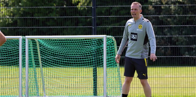 BVB-Trainer Christian Preußer steht auf dem Trainingsplatz.