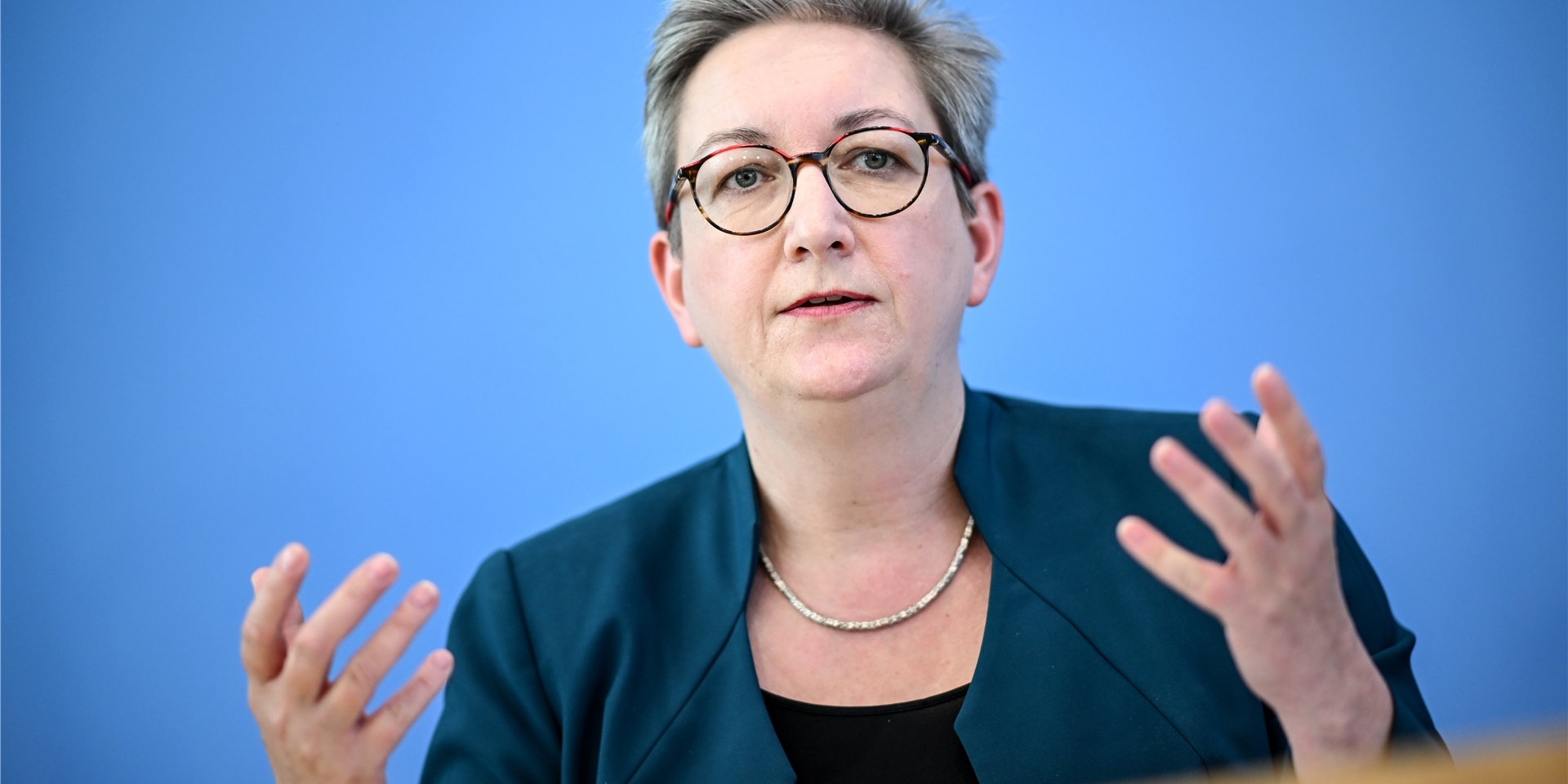 Bauministerin Klara Geywitz spricht auf einer Pressekonferenz.
