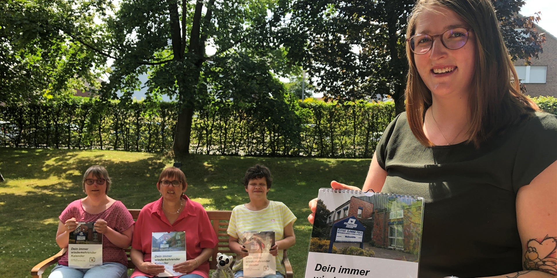 Bewohner und Mitarbeiterin im Garten des Ernst-Lossa-Hauses Haltern