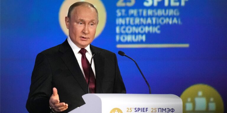 Wladimir Putin, Präsident von Russland, spricht während einer Plenarsitzung des Internationalen Wirtschaftsforums in St. Petersburg.