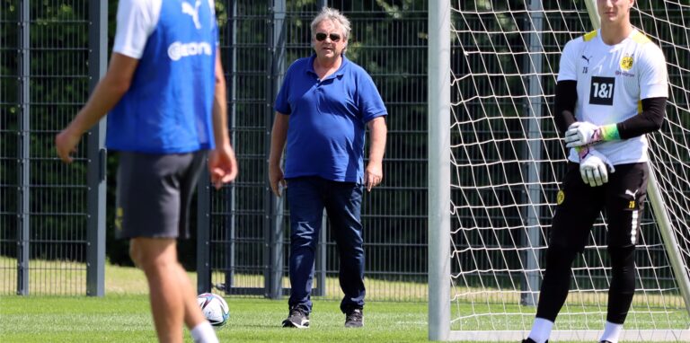 Ingo Preuß verfolgt das Training der BVB-U23.