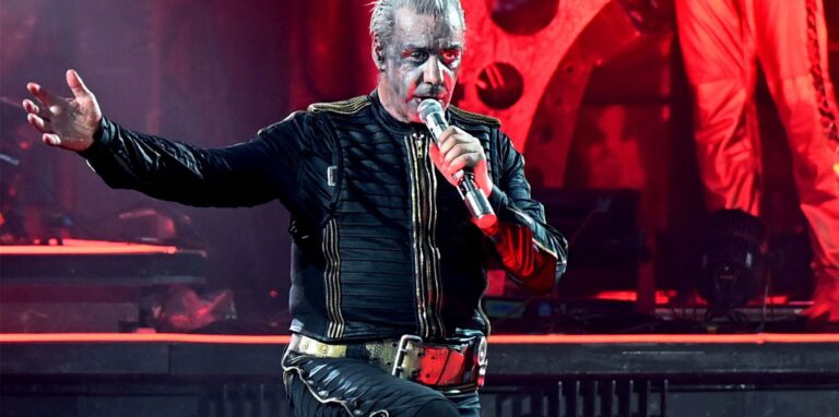 Rammstein Frontsänger Till Lindemann performt den Song «Deutschland» auf der Bühne.