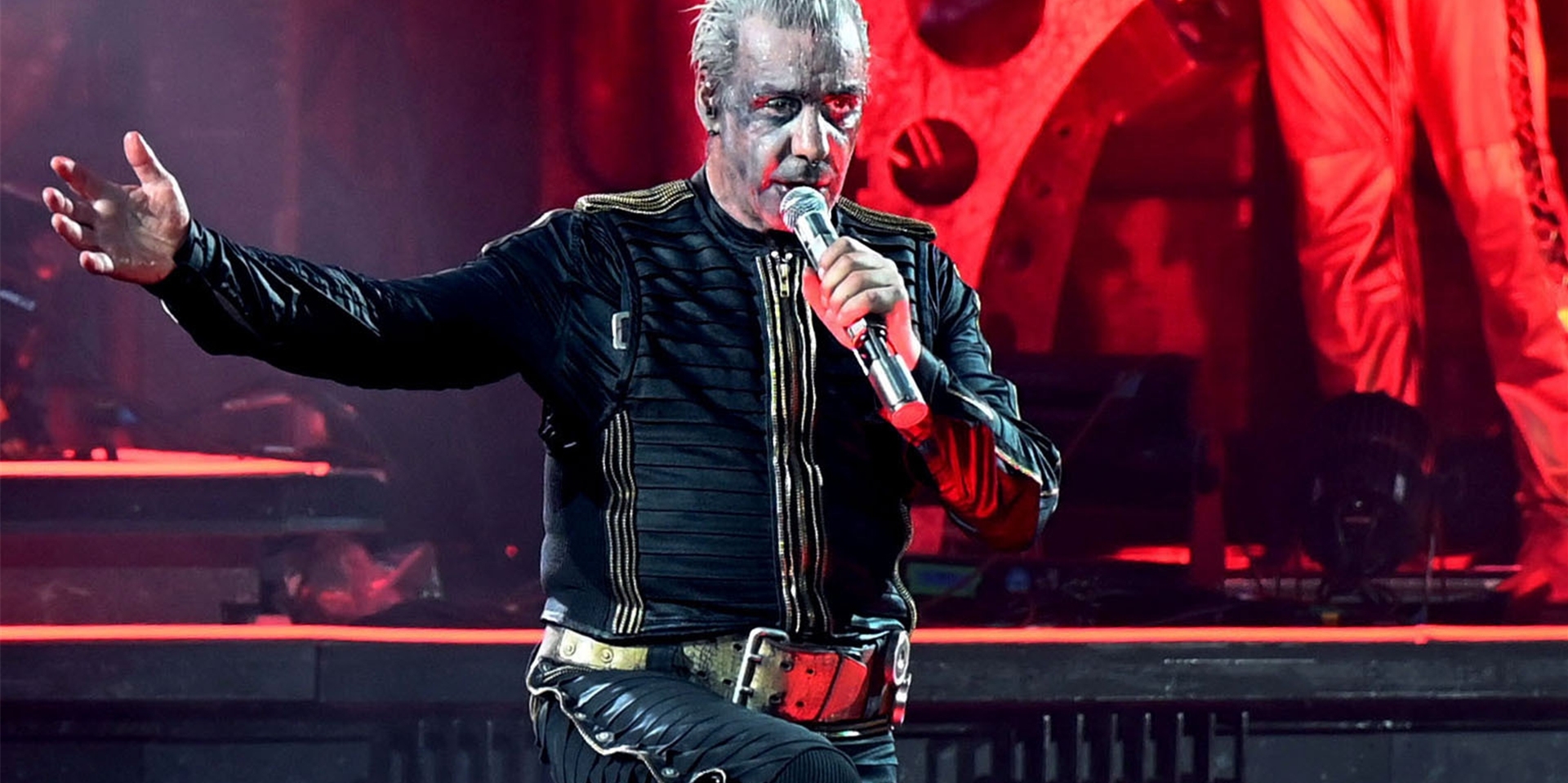 Rammstein Frontsänger Till Lindemann performt den Song «Deutschland» auf der Bühne.