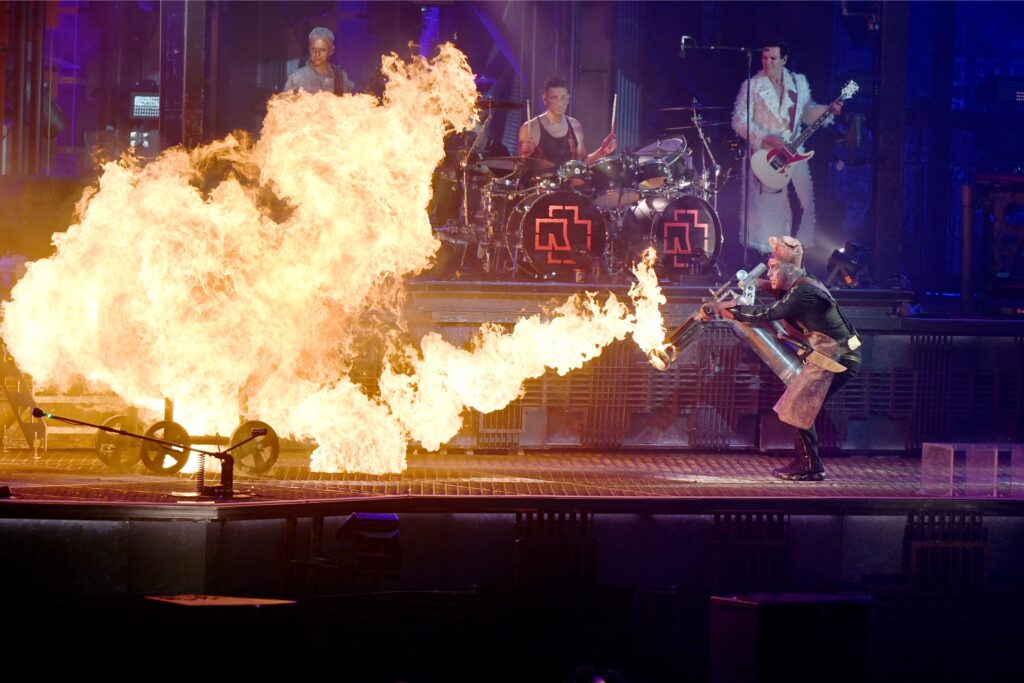 Rammstein Frontsänger Till Lindemann (r) feuert auf der Bühne mit einem Flammenwerfer auf Band-Mitglied Christian Lorenz (l, im Feuer) während des Titels Rammstein Frontsänger Till Lindemann (r) feuert auf der Bühne mit einem Flammenwerfer auf Band-Mitglied Christian Lorenz (l, im Feuer) während des Titels
