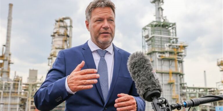 Robert Habeck (Bündnis 90/Die Grünen), Bundesminister für Wirtschaft und Klimaschutz, besucht die Total Raffinerie Leuna.