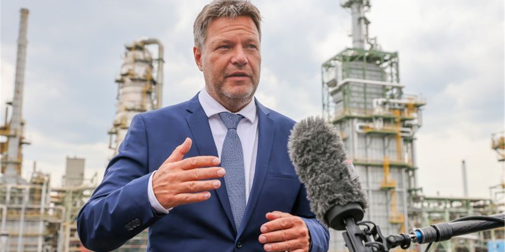 Robert Habeck (Bündnis 90/Die Grünen), Bundesminister für Wirtschaft und Klimaschutz, besucht die Total Raffinerie Leuna.