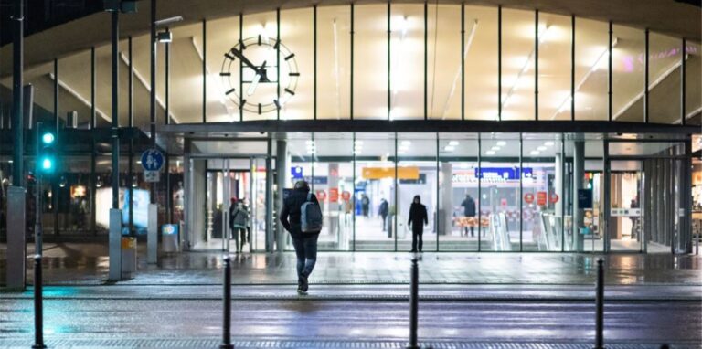 Der Hauptbahnhof in Bochum in der Vorderansicht.
