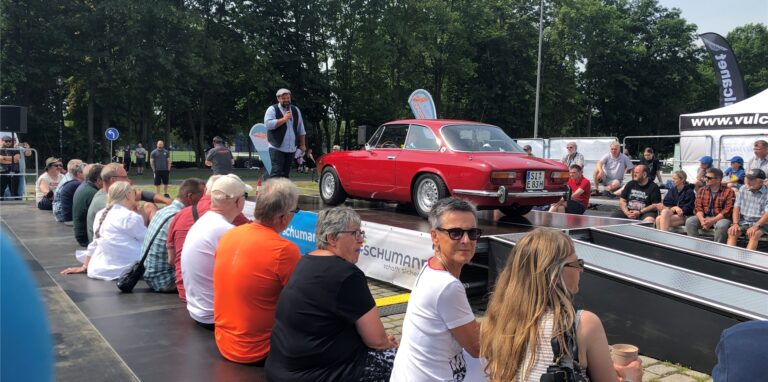 Auf der Bühne werden besondere Autoschätzchen dem Publikum vorgestellt, hier ein Alfa Romeo 2000 GT Veloce.