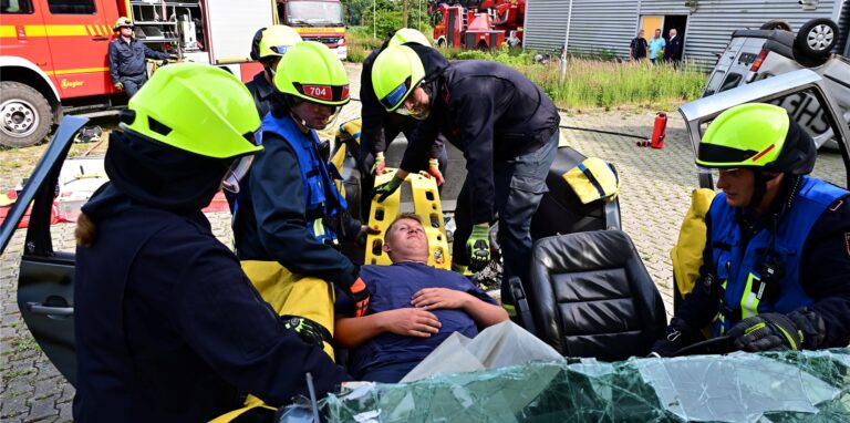 Die Sinsener Feuerwehr musste bei ihrer Übung einen im Auto eingeklemmten Mann befreien.