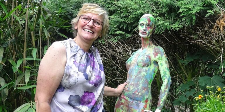Jutta Kleine Vorholt  von „Tante Guste“ mit Skulptur