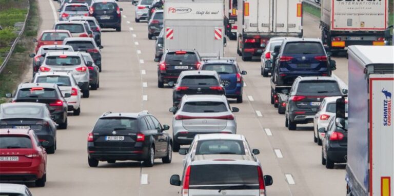 Fahrzeuge stehen auf einer Autobahn im Stau.