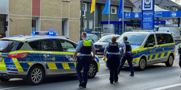 Mit vier Streifenwagen rückte die Dortmunder Polizei am Sonntagabend zu einer Schlägerei aus.