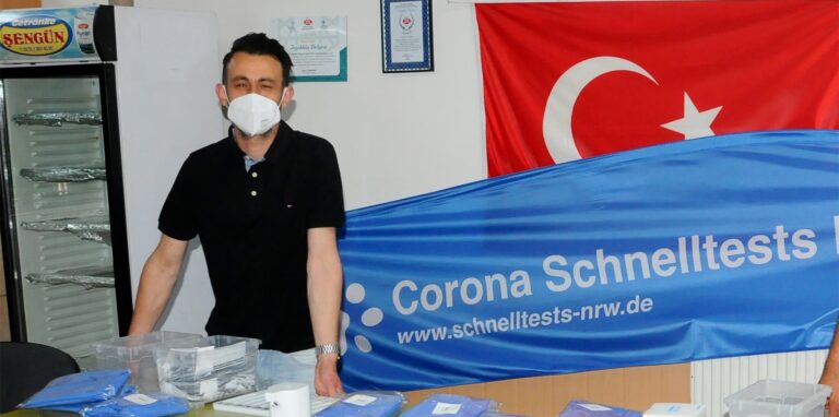 Ein Mann in einer Corona-Teststelle
