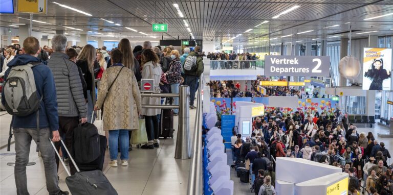 Viele Reisende warten im Flughafen Schiphol auf ihre Abreise.