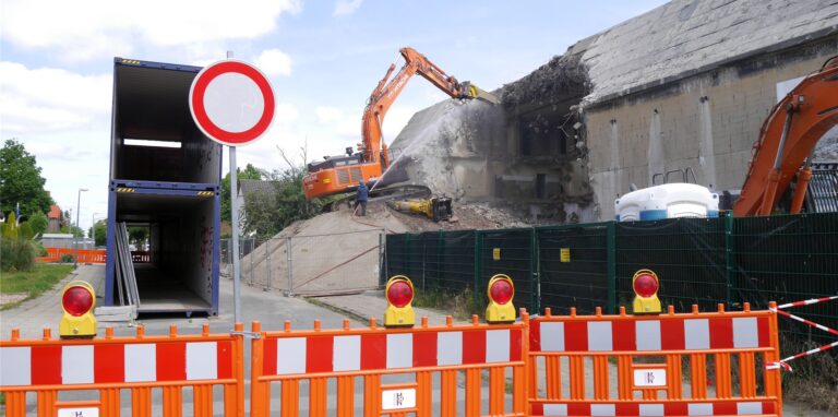 Der 80 Jahre alte Hochbunker an der Ecke Ackerstraße/Franzstraße wird abgerissen.