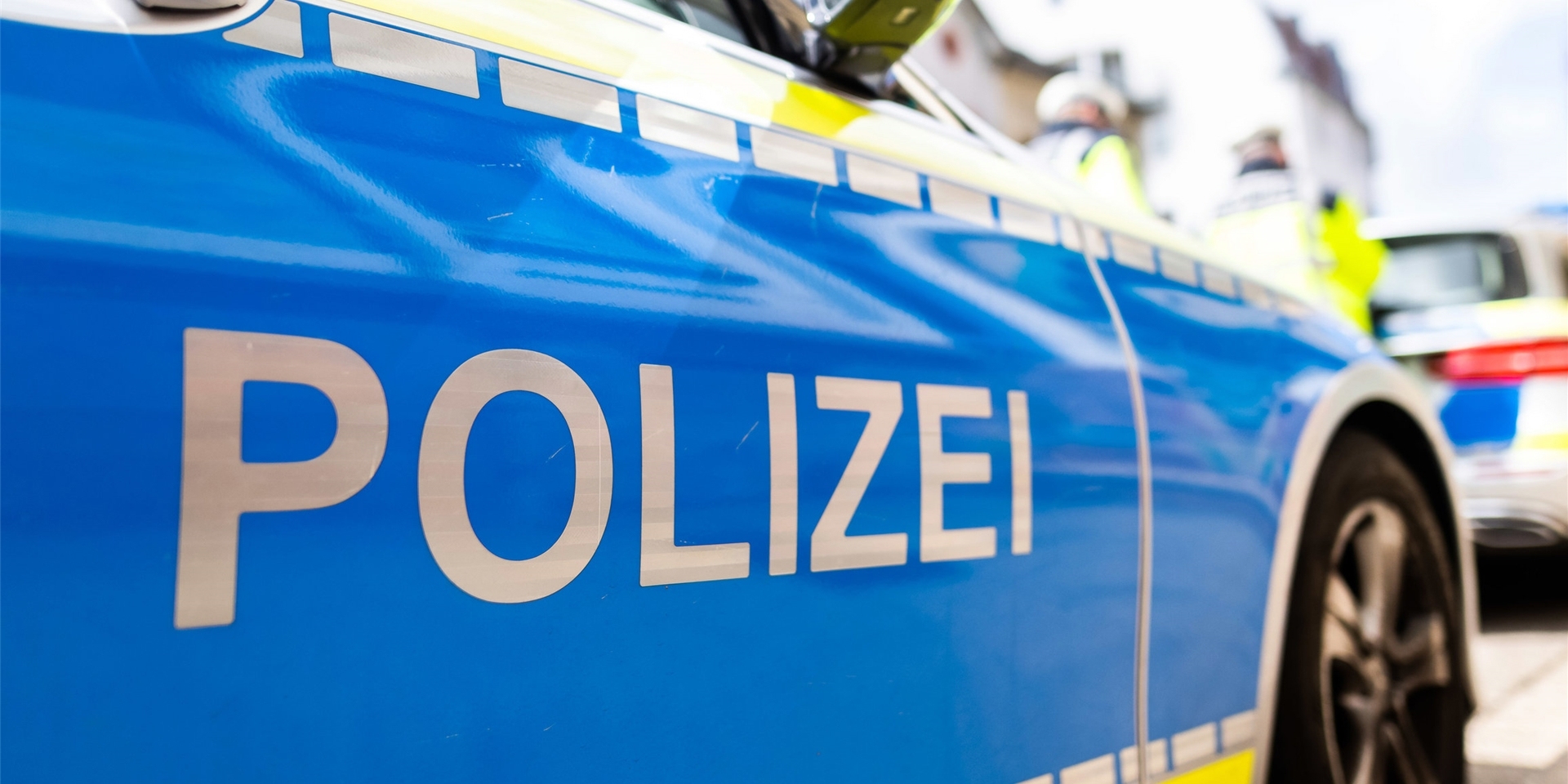 Die Seitenansicht eines Polizeiwagens.