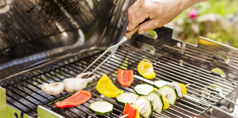 Wenn Gemüse wie Zucchini und Paprika oder Pilze nicht mehr ganz taufrisch erscheinen, sind sie immer noch gut für den Spieß auf dem Grill.