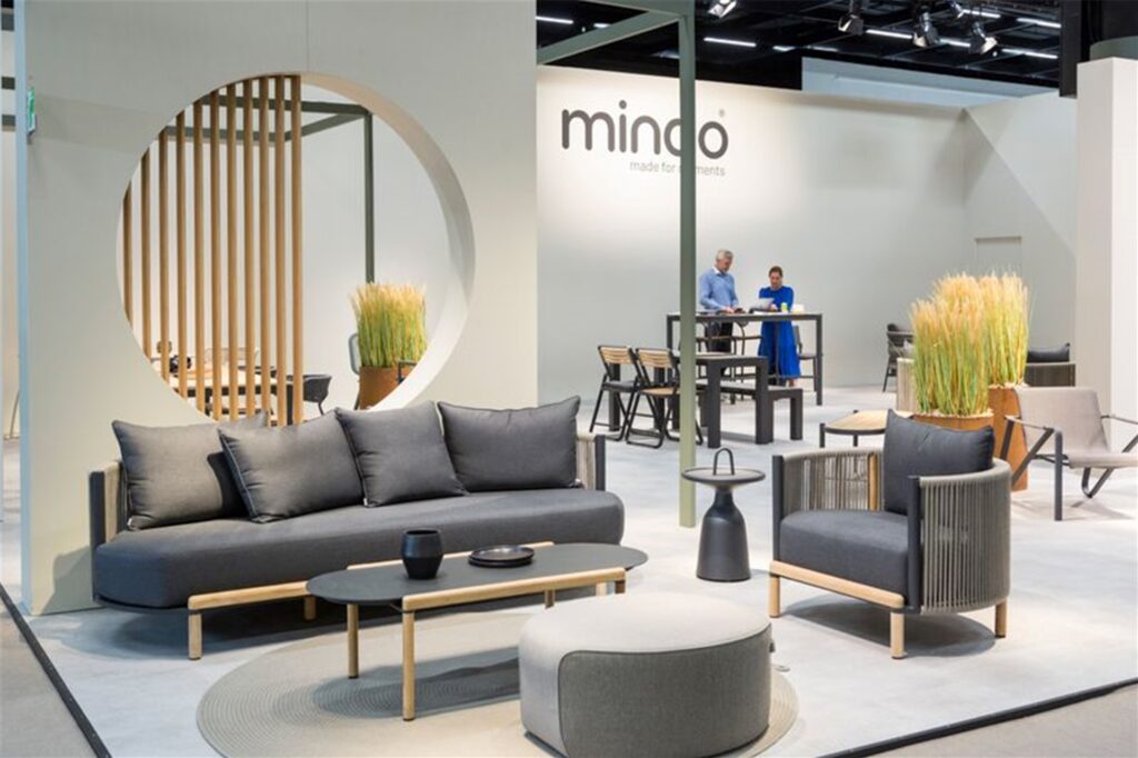 Sitzmöbel in einer Ausstellungsecke auf einer Messe.