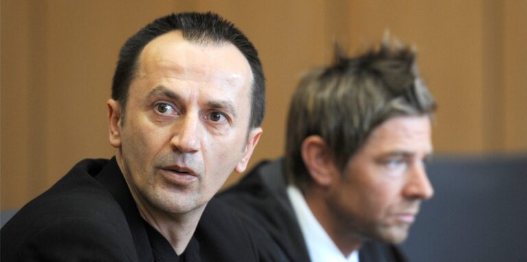 Einer von drei Angeklagten (l) sitzt am Donnerstag (10.05.2012) in einem Gerichtssaal des Landgerichtes in Bochum neben seinem Anwalt Boris Strube (r). Die drei Männer hatten am 29.05.2010 einen Millionär aus Datteln überfallen und getötet. Die Männer wollten den Mann überwältigen und dabei löste sich ein Schuss. Die Urteile lauten auf Raubversuch mit Todesfolge.