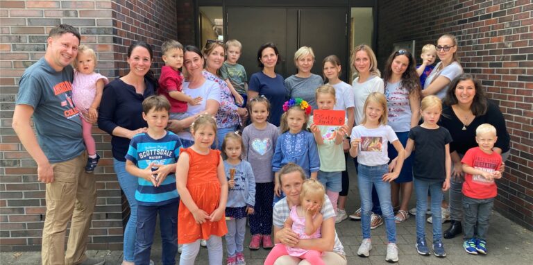 Junge ukrainische Familien treffen sich mehrmals wöchentlich im Café Come Together in Polsum. Nachbarn spenden den Geflüchteten Eis, Kuchen und helfen, wo es nötig ist.
