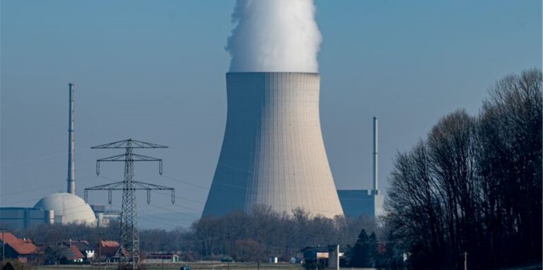 Wasserdampf steigt aus dem Kühlturm vom Atomkraftwerk (AKW) Isar 2.