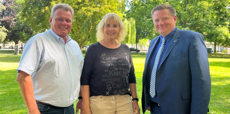 Christian Hovenjürgen (l.), Leiter der Wirtschaftsbetriebe, Martina Klaus aus dem Bürgermeisterbüro und der Bürgermeister Andreas Stegemann.