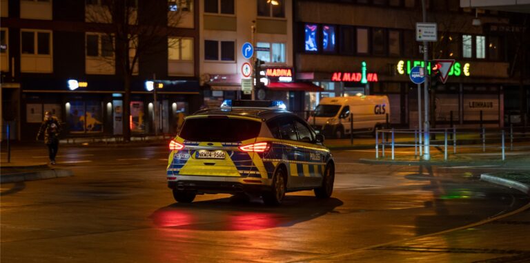 Ein Streifenwagen der Polizei patrouilliert vor dem Hauptbahnhof in Hagen.