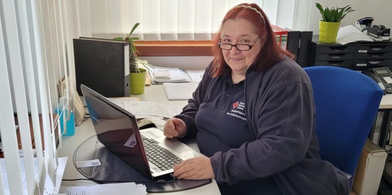 Eine Frau sitzt an einem Schreibtisch
