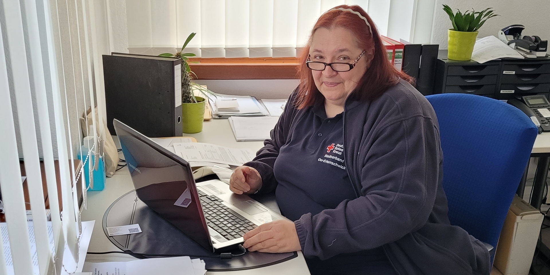 Eine Frau sitzt an einem Schreibtisch