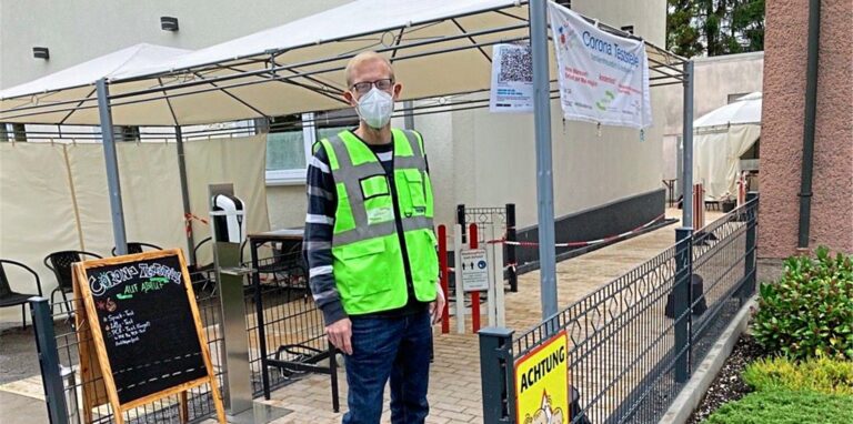 Christian Zak betreibt die vor allem auf Kinder spezialisierte Teststelle „Bärenhöhle“ in Herten-Süd.