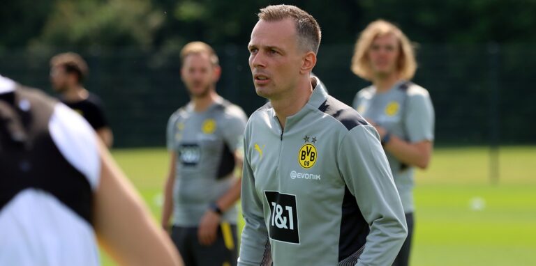 U23-Trainer Christian Preußer verfolgt das Training.
