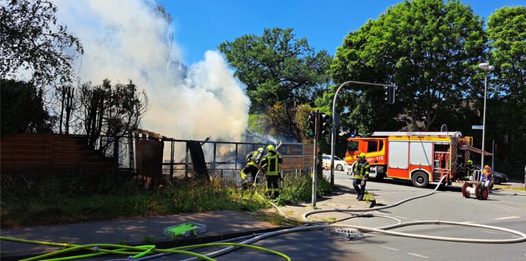 Großer Rauch drang vom brennenden Gartenhaus an der Scholvener Straße in Richtung eines benachbarten Wohnhauses. Die Feuerwehr löscht vor Ort.