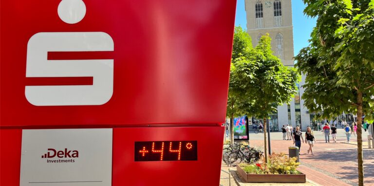 44 Grad zeigt das Thermometer vor der Hauptfiliale der Sparkasse in der Dortmunder Innenstadt – doch die angezeigte Temperatur stimmt so natürlich nicht.