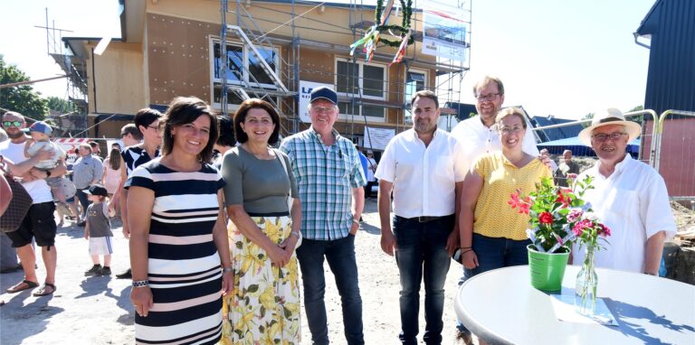 Gute Laune beim Richtfest in St. Barbara: Kita-Verbundleiterin Nicole Weiner, Angelika Dornebeck (stellvertretende Bürgermeisterin), Heinz Rüter, Blockhausbauer Dr. Carl Manz, Investor Stefan Rüter, Annika Rüter und Pfarrer Ulrich Müller.