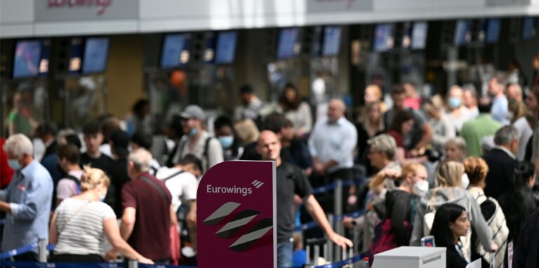 Zahlreiche Passagiere stehen an den Eurowings-Schaltern im Flughafen Düsseldorf.