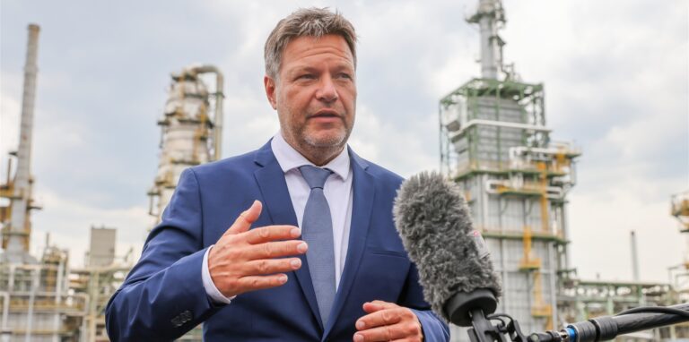 Bundeswirtschaftsminister Robert Habeck besucht die Total-Raffinerie Leuna.