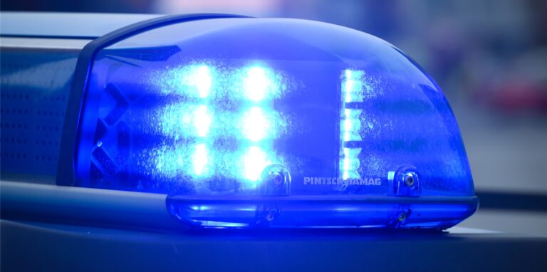 Ein Blaulicht auf einem Polizeiauto