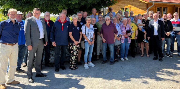 Gruppenbild mit vielen Vereinsvertretern.