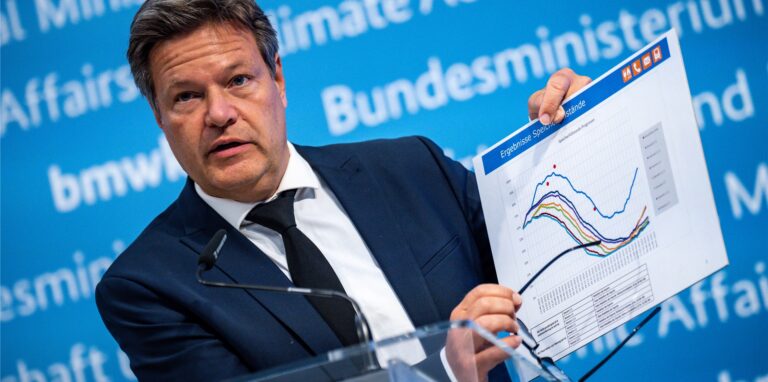 Robert Habeck (Bündnis 90/Die Grünen), Bundesminister für Wirtschaft und Klimaschutz, spricht bei einem Pressestatement zur Energie und Versorgungssicherheit.