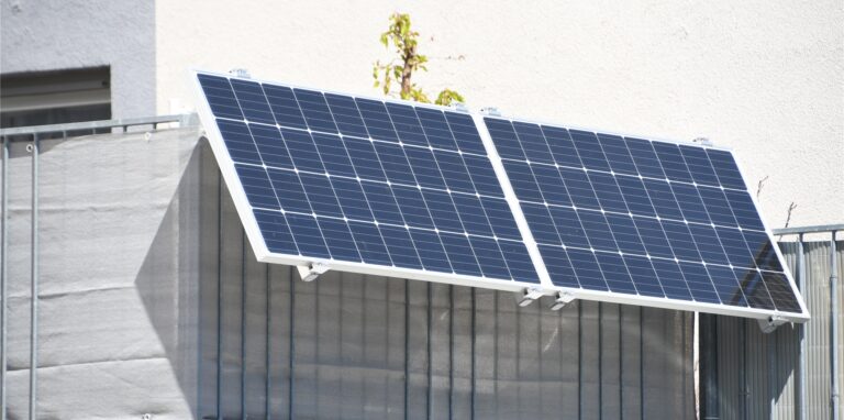 Eine Solar-Anlage auf dem Balkon eines Mehrfamilienhauses.