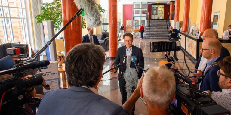Bundesgesundheitsminister Karl Lauterbach gibt vor der Gesundheitsministerkonferenz ein Interview.
